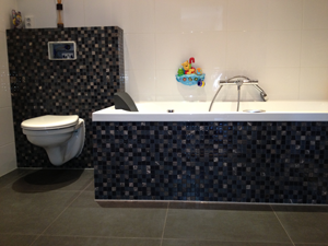 Badkamer renovatie - Egaliseren van de vloer - Stukken van wanden en plafonds, wandafwerking Leveren en monteren van vloerverwarming - Plaatsen van nieuwe afscheidingen - Betegelen van badkamer, toilet - Voegwerk en kitwerk Leveren en monteren van sanitair - Aansluiten van bad, toilet en kranen